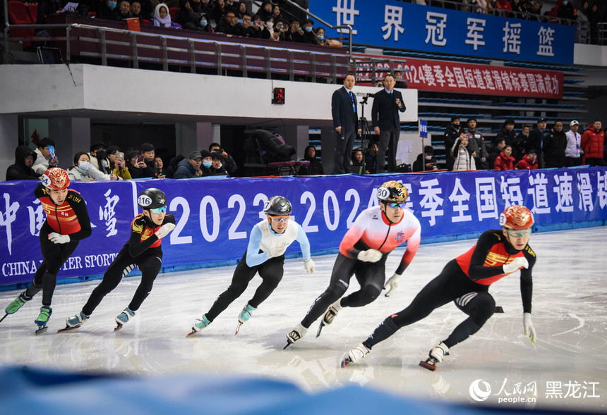 黑龍江七臺(tái)河上演短道速滑“強(qiáng)強(qiáng)對(duì)決”