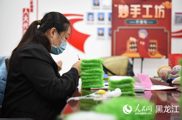 “妙手工坊”的課堂上，居民正在編織。