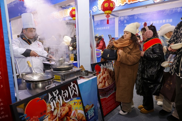 游客們品嘗黑龍江美食。