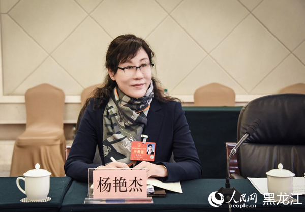 黑龍江省人大代表、哈爾濱醫(yī)科大學(xué)心理科學(xué)與健康管理中心主任楊艷杰。人民網(wǎng)記者 蘇靖剛攝