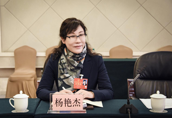 楊艷杰代表：強化政策支撐 推動托育服務健康發展