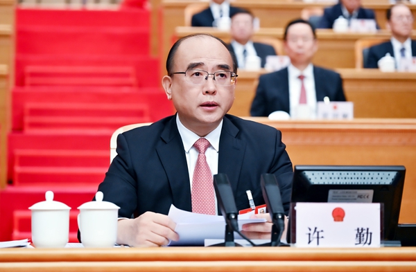 省委書記、省人大常委會主任許勤在閉幕會上作講話。