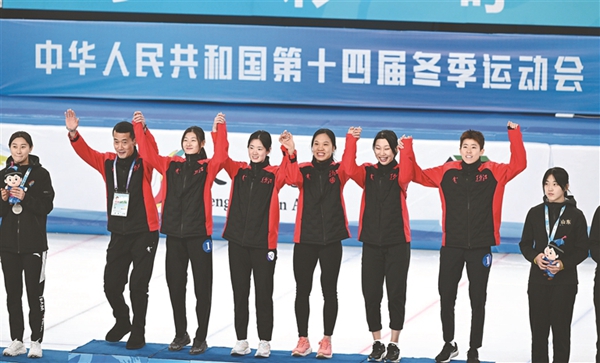 黑龍江/河北聯(lián)合培養(yǎng)隊登上短道速滑公開組女子3000米接力最高領(lǐng)獎臺。黑龍江日報記者 荊天旭攝
