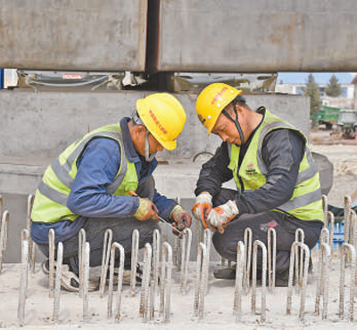 施工人員在調整橋面附屬鋼筋。以上圖片均為中國鐵建大橋工程局集團第四工程有限公司提供