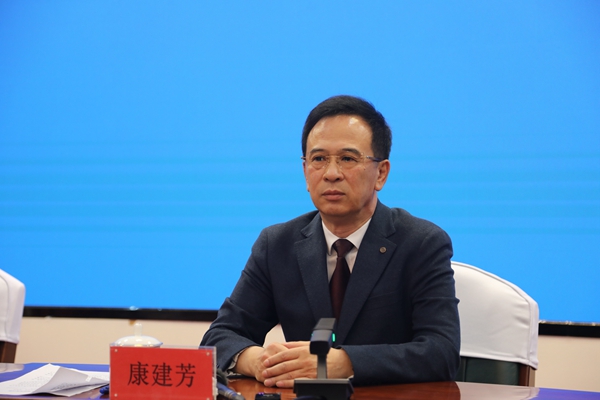 七臺河市政府秘書長、市政府新聞發言人康建芳。