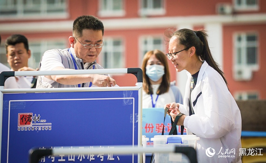 考生在工作人員引導(dǎo)下有序入場。