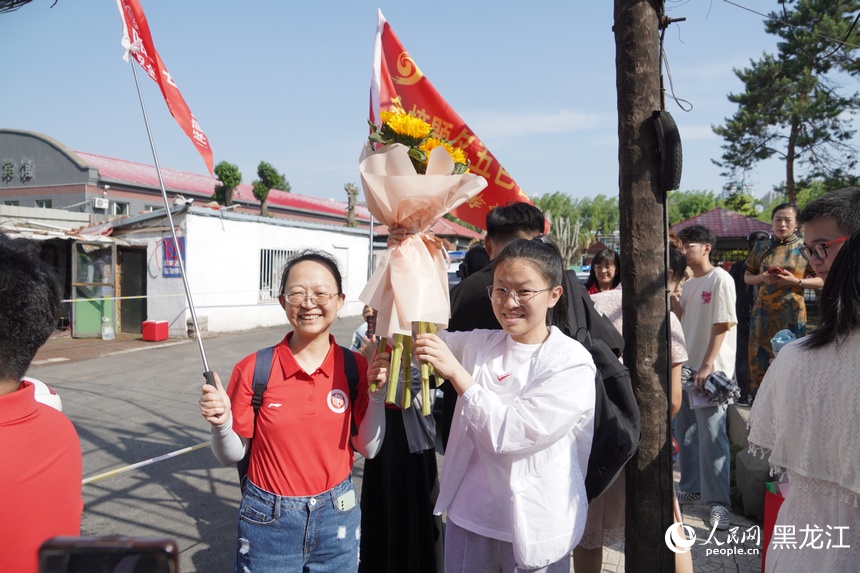 送考家長為考生送上祝福。