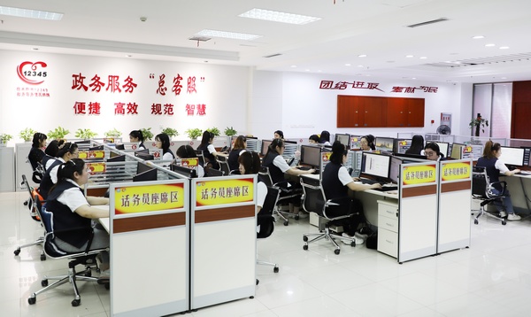 12345熱線話務員正在接聽電話。佳木斯市委宣傳部供圖