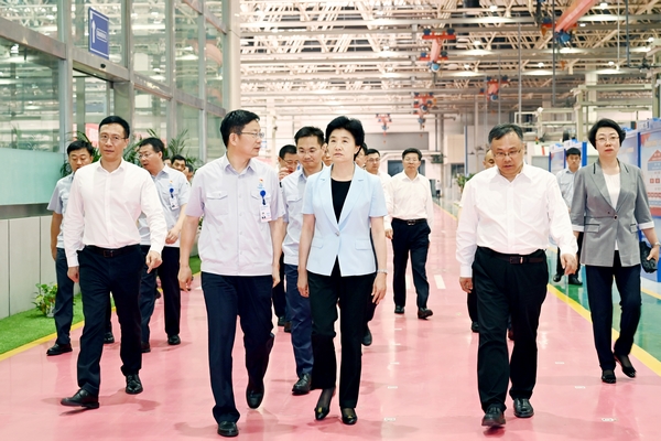 在中國航發哈爾濱東安發動機有限公司，省委副書記、省長梁惠玲察看生產線和產品，了解民用航空發動機公司組建情況。