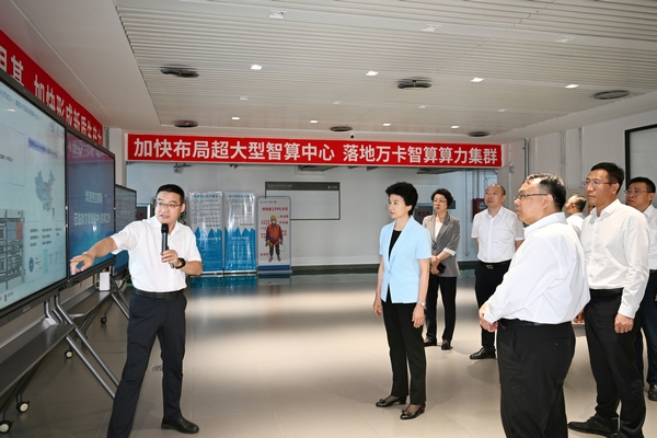 在中國移動（哈爾濱）智算中心，省委副書記、省長梁惠玲聽取項目建設情況介紹。