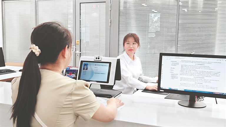 窗口工作人員為企業(yè)辦理信用修復(fù)業(yè)務(wù)。本報記者 曲靜攝