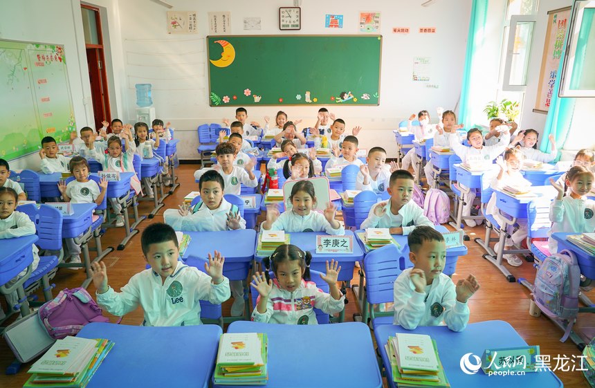 哈爾濱市紅巖小學(xué)新生迎來(lái)開學(xué)第一課。人民網(wǎng)記者 蘇靖剛攝