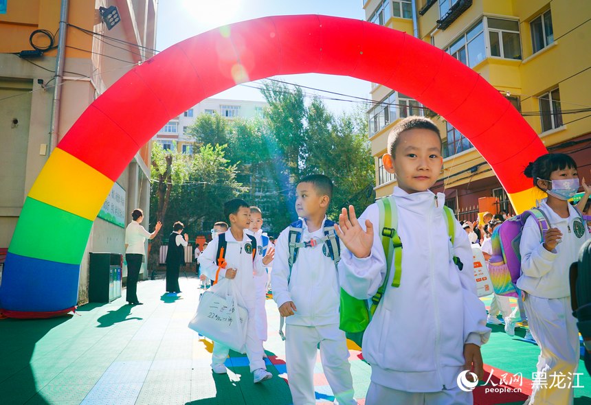 哈爾濱市紅巖小學開學第一天。人民網(wǎng)記者 蘇靖剛攝