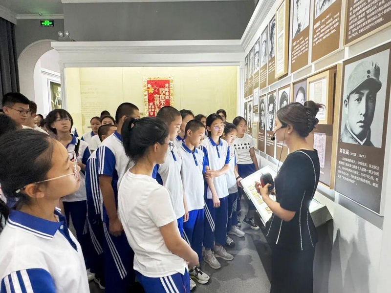 研學活動中，同學們認真聆聽講解員講解。東北烈士紀念館供圖