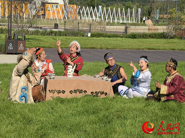 四排赫哲風情旅游園區的演員演繹赫哲族民俗風情。人民網 尚城攝