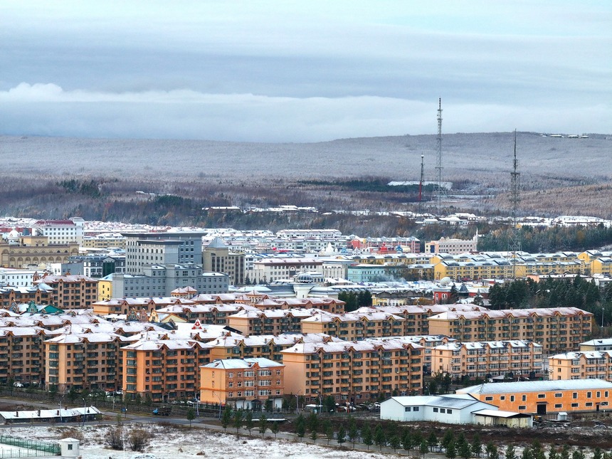 黑龍江漠河：冷空氣帶來降雪 秋冬兩季美景同現(xiàn)