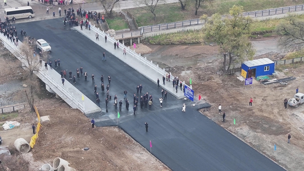 海林市民心工程育新橋建成通車。范峻辰 攝