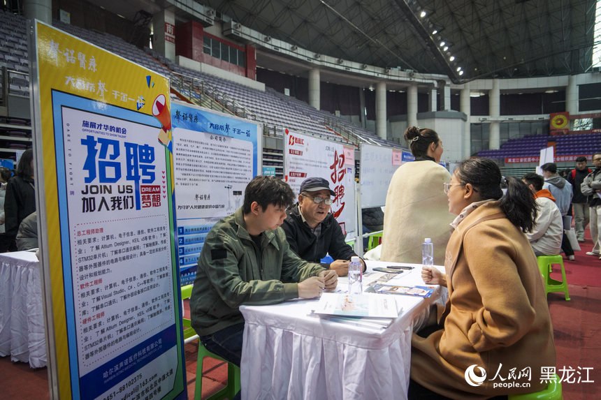 黑龍江：人才招聘進校園 政企合作促發展