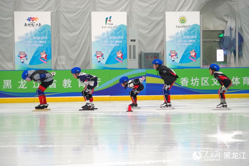 名將香坊冰上運動中心，孩子們正在體驗速滑的樂趣。人民網 徐成龍攝