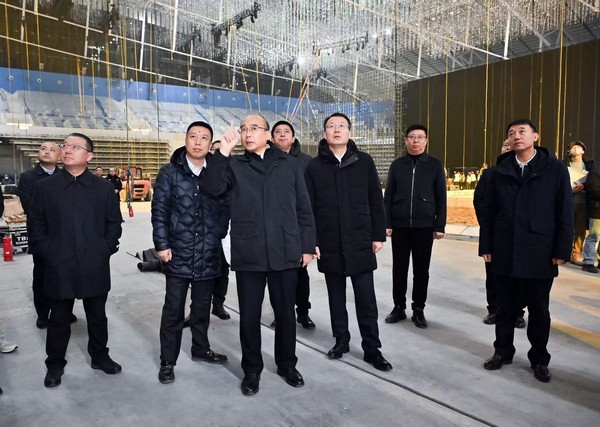 在第九屆亞冬會開閉幕式主會場哈爾濱國際會展中心，許勤實地查看場館建設、設施安全等情況。