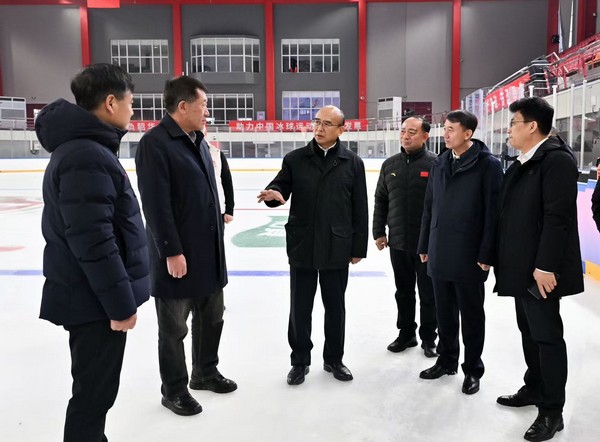 許勤來到哈爾濱體育學院冰球館，了解場館運行、賽事組織和服務保障等工作。