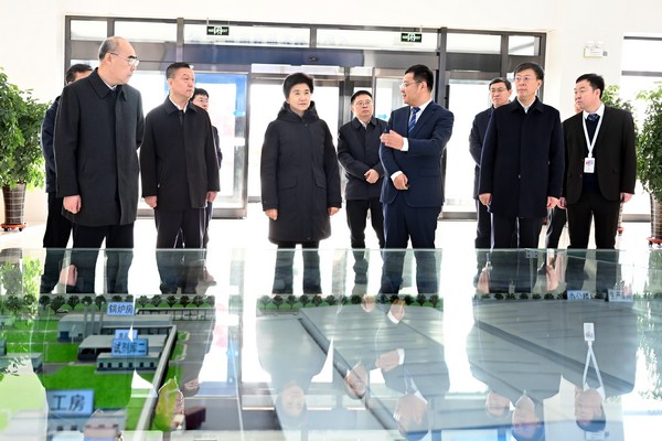梁惠玲來到大慶伊利乳品有限責任公司，了解企業(yè)生產(chǎn)經(jīng)營情況。
