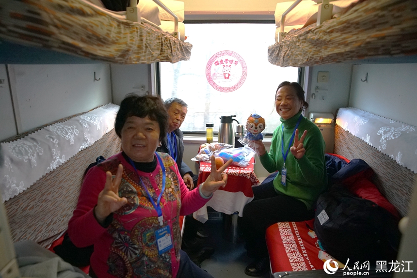 列車上的游客。人民網(wǎng) 徐成龍攝