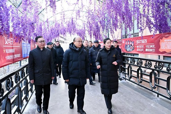 許勤走進哈爾濱市水木清華小區，與社區工作人員交談，了解法治文化建設和憲法宣傳等情況。