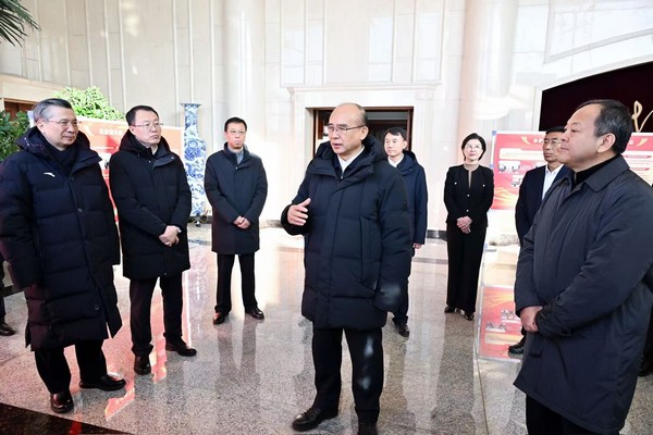 許勤來到哈爾濱市人大常委會機關，聽取地方立法、憲法實施和監督等工作匯報。