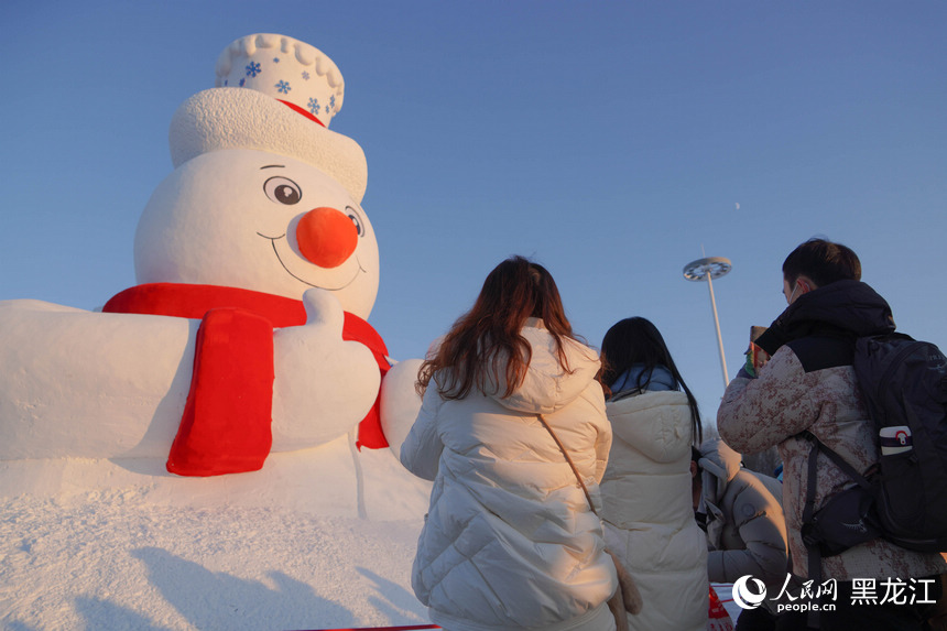 哈爾濱太陽島大雪人“C位”亮相