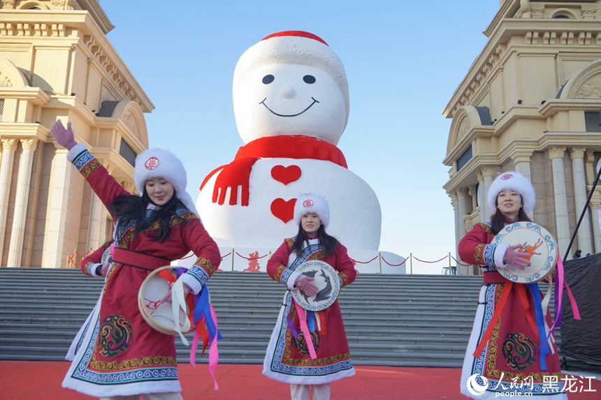 “大雪人”牽手“莓莓熊” 2024年哈爾濱大雪人啟動儀式舉行