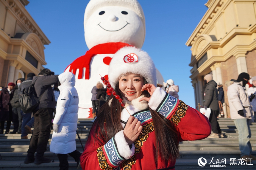 “大雪人”牽手“莓莓熊” 2024年哈爾濱大雪人啟動儀式舉行