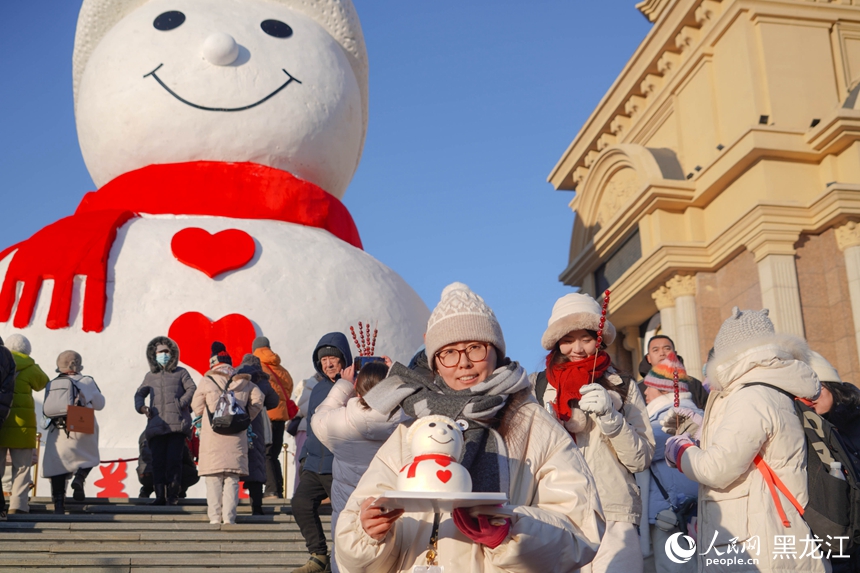 “大雪人”牽手“莓莓熊” 2024年哈爾濱大雪人啟動儀式舉行