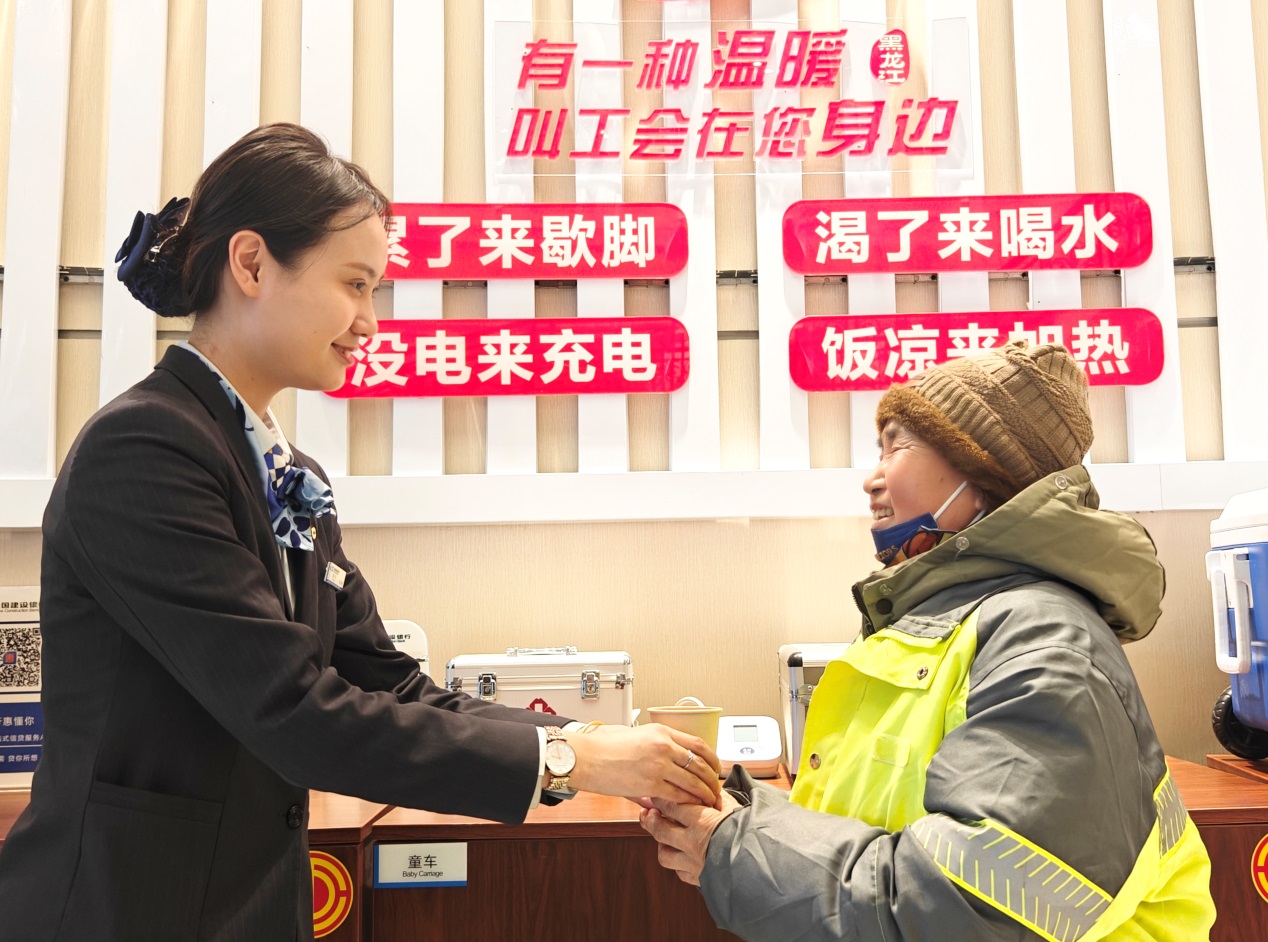 “港灣+驛站”傳遞出中國(guó)建設(shè)銀行黑龍江分行對(duì)戶外工作者的溫暖關(guān)懷。圖片由中國(guó)建設(shè)銀行黑龍江省分行提供