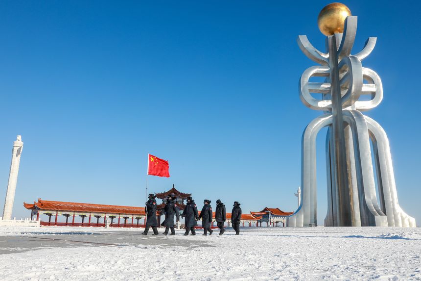 極寒-40°C，他們?cè)谧鎳?guó)“東極”迎接2025年第一縷陽(yáng)光