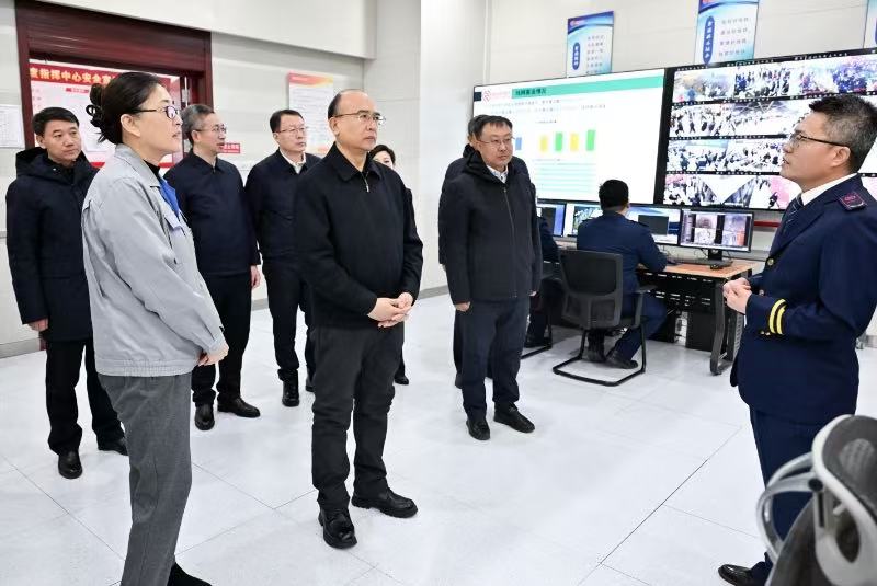 許勤來到哈爾濱地鐵集團(tuán)，了解節(jié)日期間地鐵運(yùn)營(yíng)調(diào)度、安全管理等情況。
