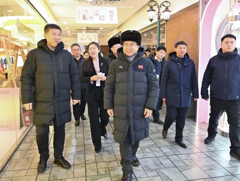 許勤走進(jìn)商超、民宿，查看消防設(shè)施，了解經(jīng)營(yíng)情況，與從業(yè)人員和游客交談。