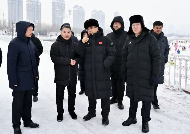 在群力外灘德嘉碼頭，許勤查看景區(qū)秩序、游樂設(shè)施、安全保障等情況。