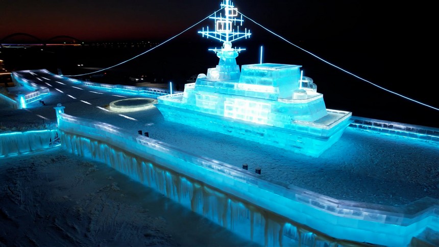 夜晚的“冰雪遼寧艦”。黑龍江航運集團供圖