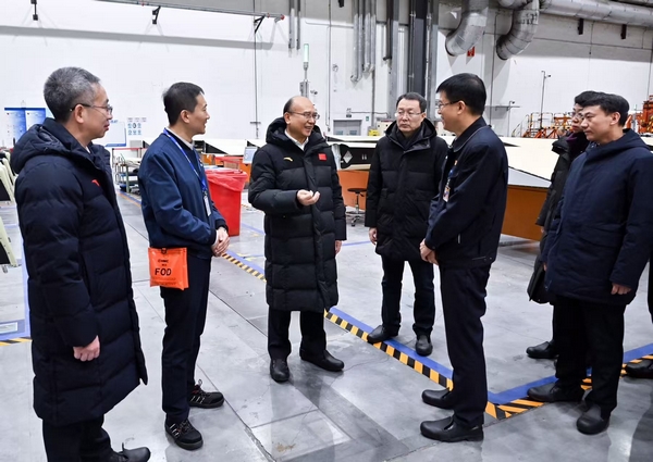 許勤到哈飛空客復合材料制造中心，了解企業技術創新情況。