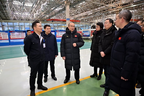 許勤來到東安民用航空發動機公司，了解企業產品研發、市場開拓等情況。