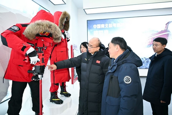 在波司登哈爾濱產業基地，許勤走進生產車間，了解企業生產工藝流程、市場銷售等情況。