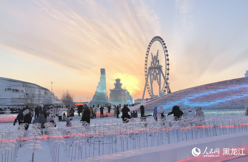 夕陽下的哈爾濱冰雪大世界。人民網 尚城攝