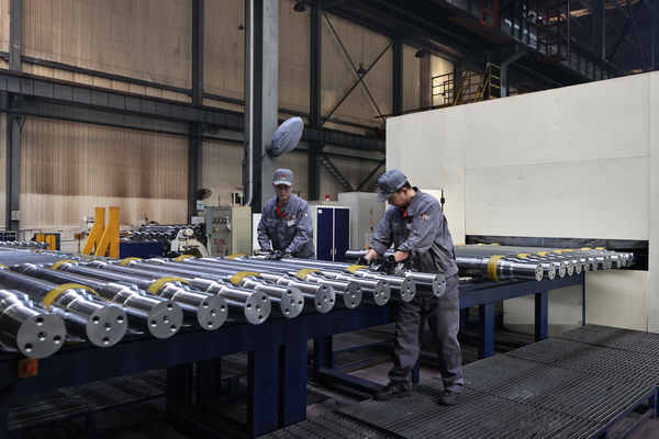 在中車齊車轉向架分廠車軸加工區域，操作工人正在對車軸進行探傷。張云淞攝
