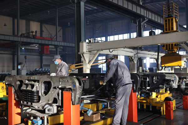 在中車齊車轉向架分廠生產現場，操作工人正在進行轉向架組裝作業。張云淞攝