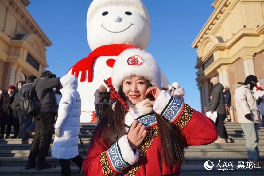 哈爾濱大雪人吸引游客紛紛打卡。人民網(wǎng) 徐成龍攝