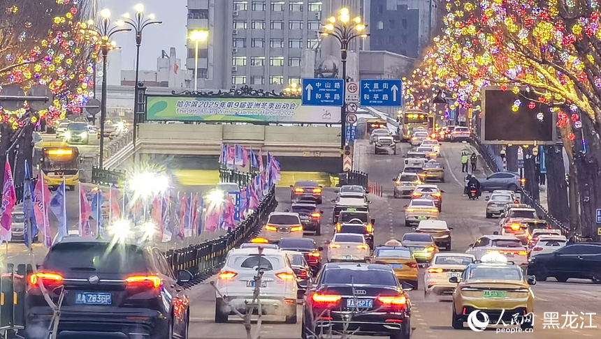 哈爾濱站前的“亞冬氛圍”。人民網 徐成龍攝