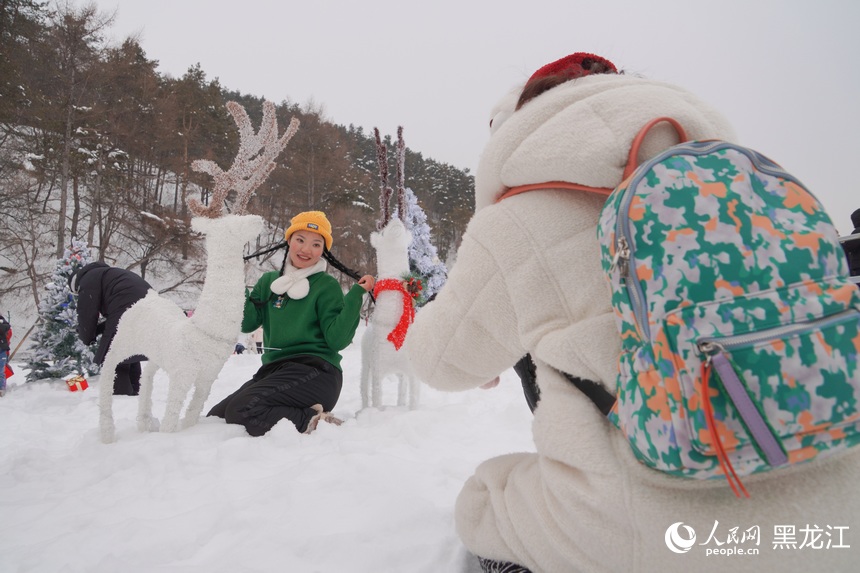 游客冰天雪地”打卡“。人民網 徐成龍攝