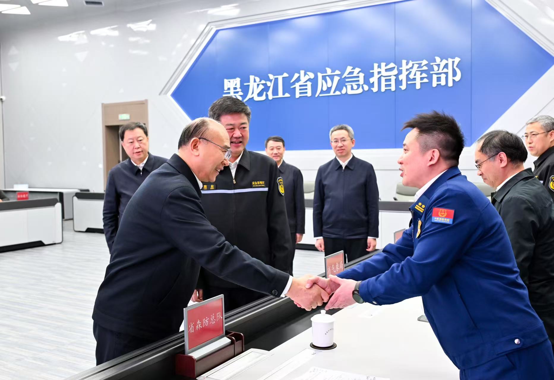 許勤來(lái)到省應(yīng)急廳，看望慰問(wèn)工作人員。
