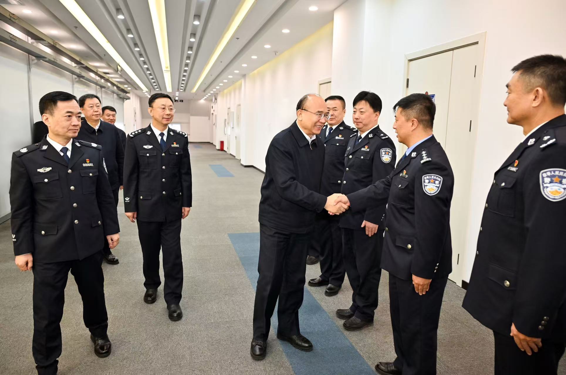 許勤來(lái)到亞冬會(huì)安保指揮部，看望慰問(wèn)工作人員。